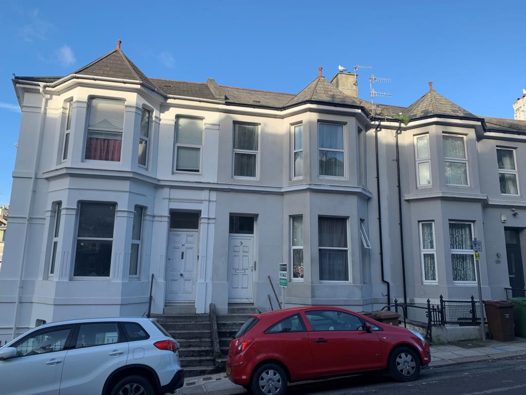 Lot: 86 - TWO-BEDROOM FLAT IN POPULAR LOCATION -